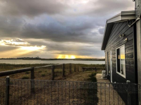 Coorong Island Retreat - Farm Stay at Pet Friendly Property, Meningie